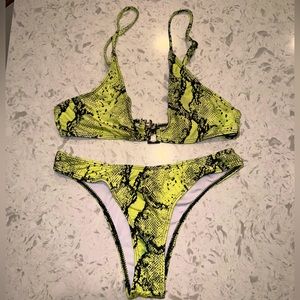 Green and black Snake print bikini 💚🖤